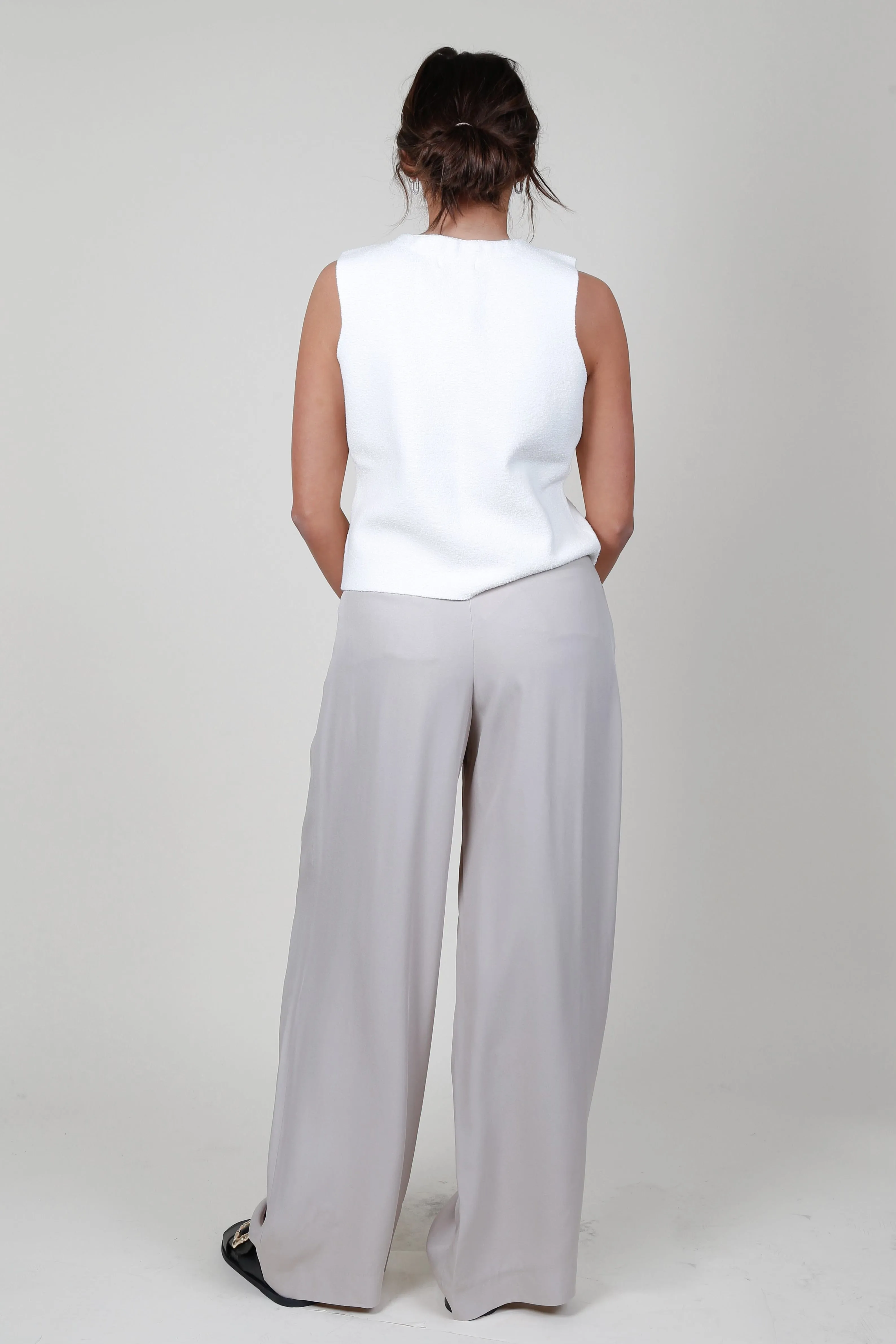 FRAME | Pleated Mid Rise Trouser - Light Beige