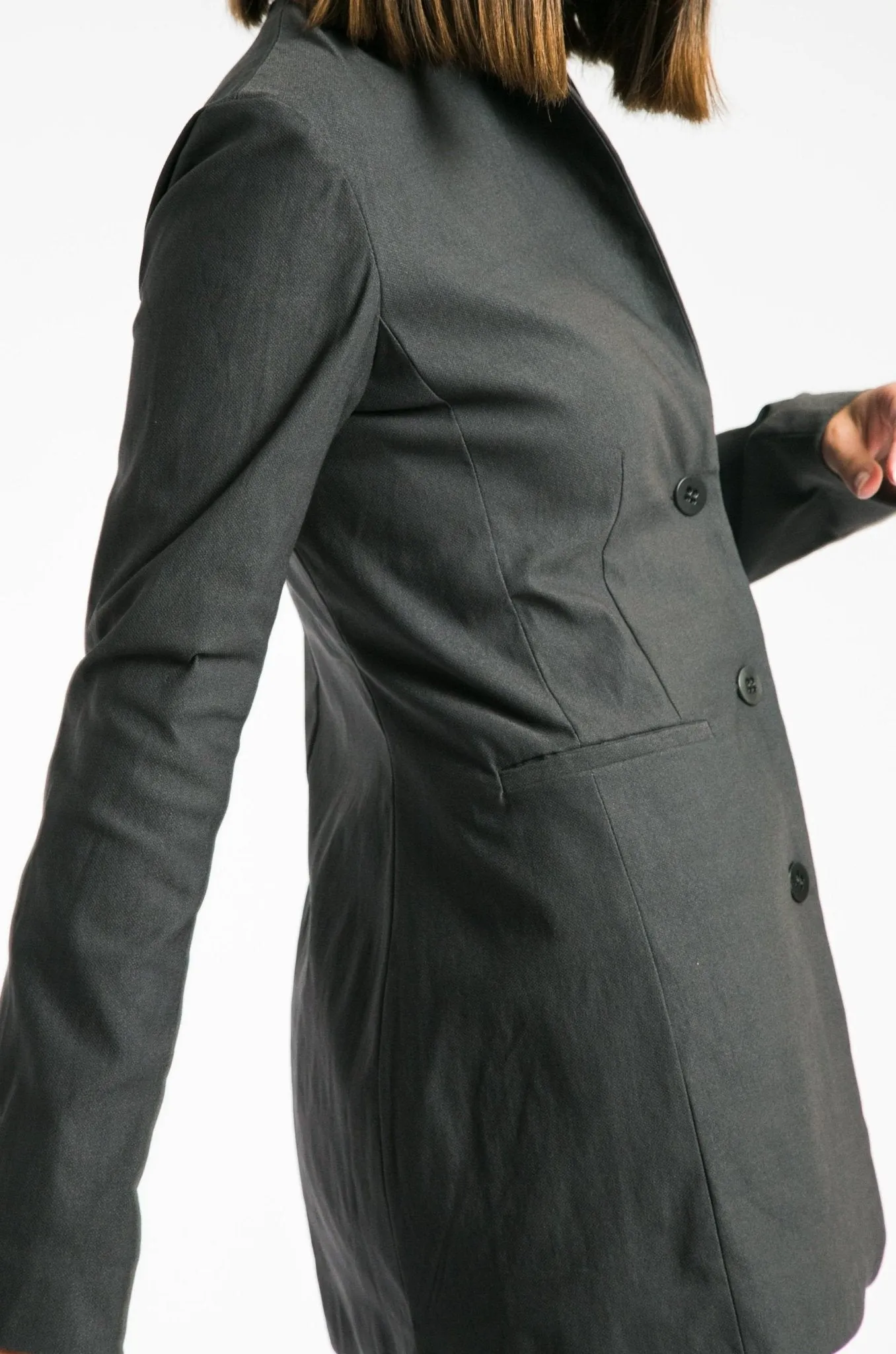 THREE-BUTTON BLAZER IN TECHNICAL STRETCH